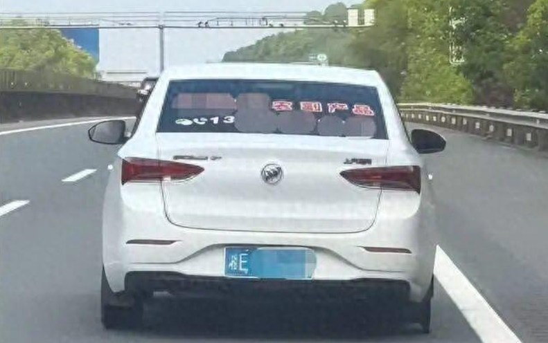 车主回应开车轮胎磨剩轮毂 胎压报警未察觉